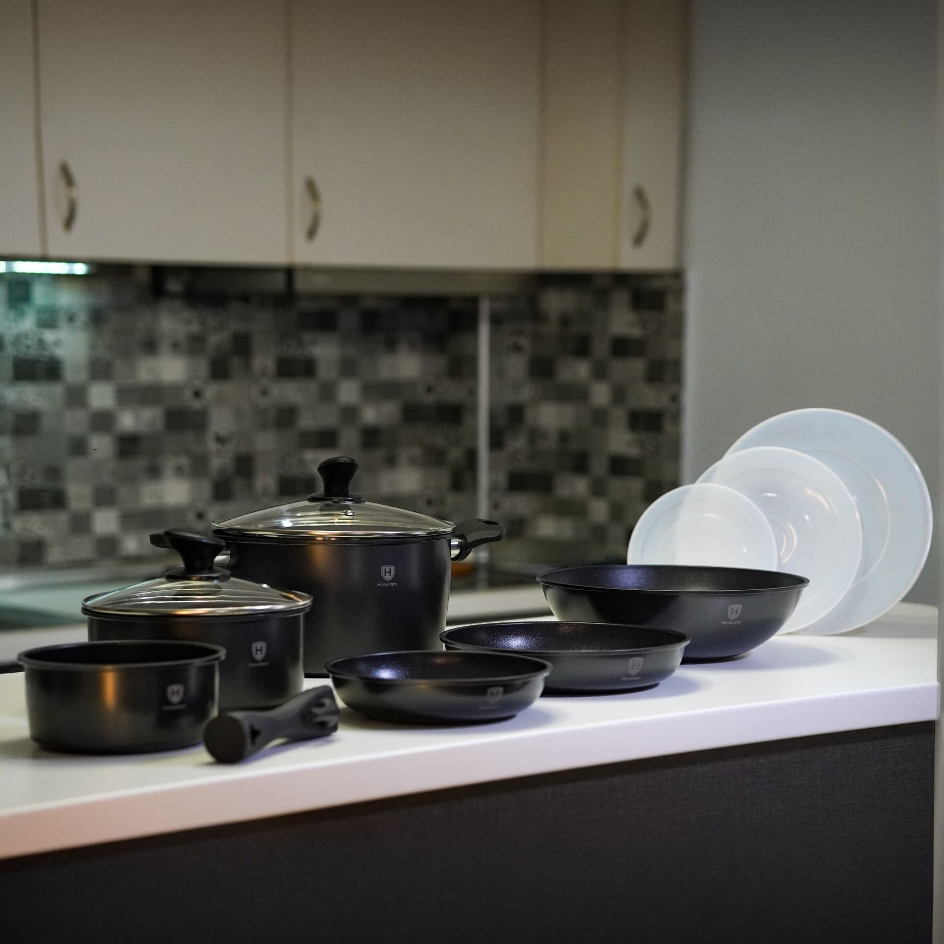 HomeVero 17pcs Carbon Steel Cookware Set Black HV-1017B