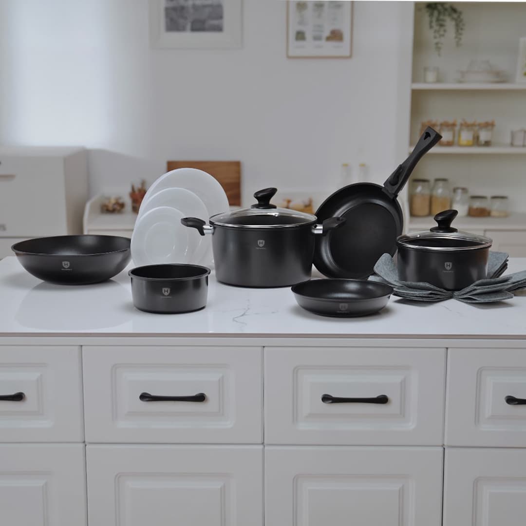 HomeVero 17pcs Carbon Steel Cookware Set Black HV-1017B
