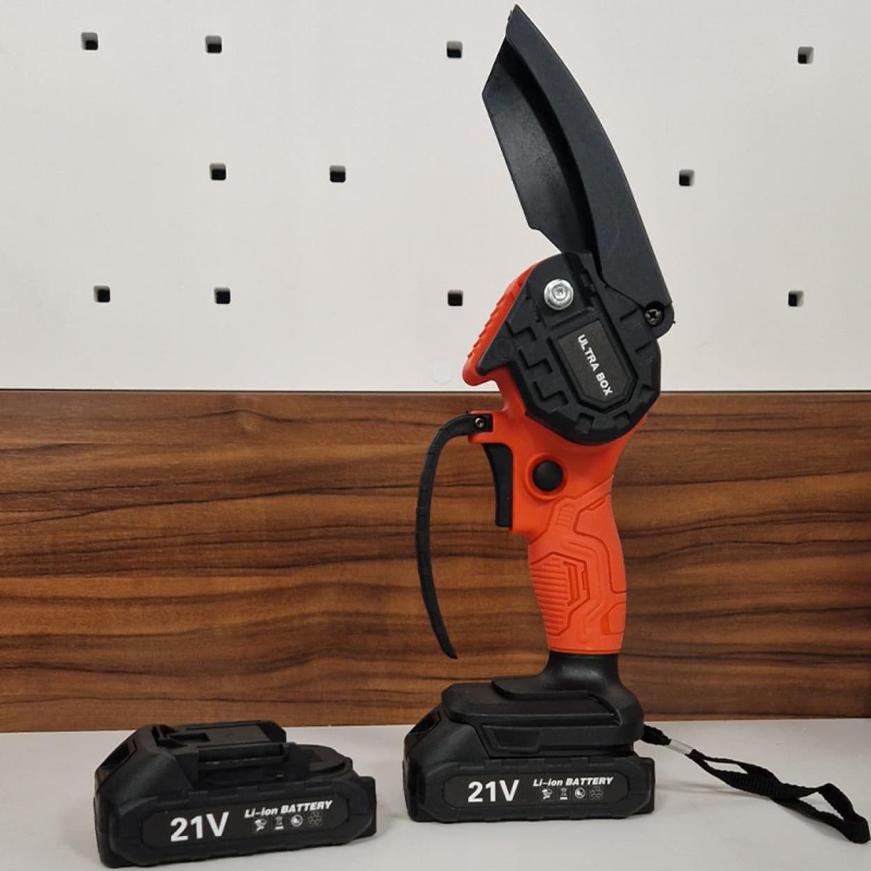 Ultrabox Mini Chainsaw with 2 Lithium batteries UT-MCS1500
